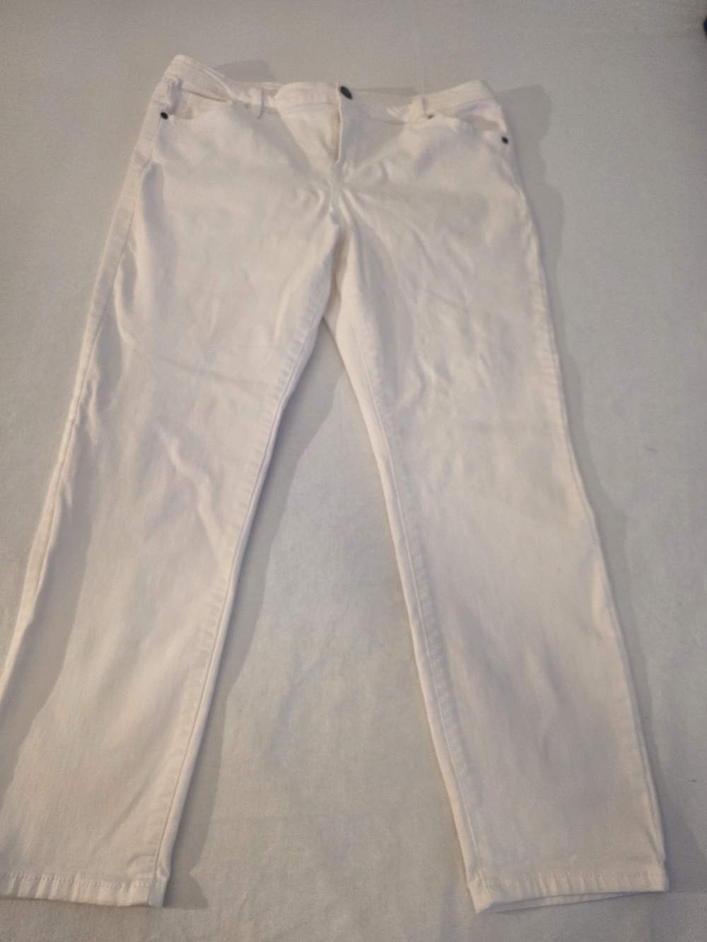 Buffalo David Bitton White Aubrey Mid Rise Suprr Soft Capri Jeans. Size 14